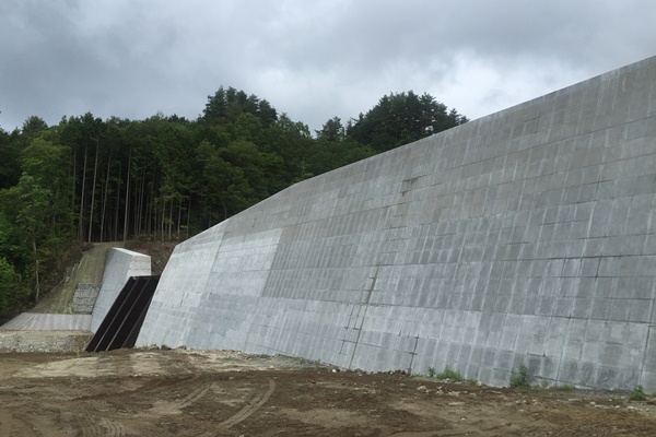 河内川 砂防堰堤 | 施工事例 | 住理工商事株式会社